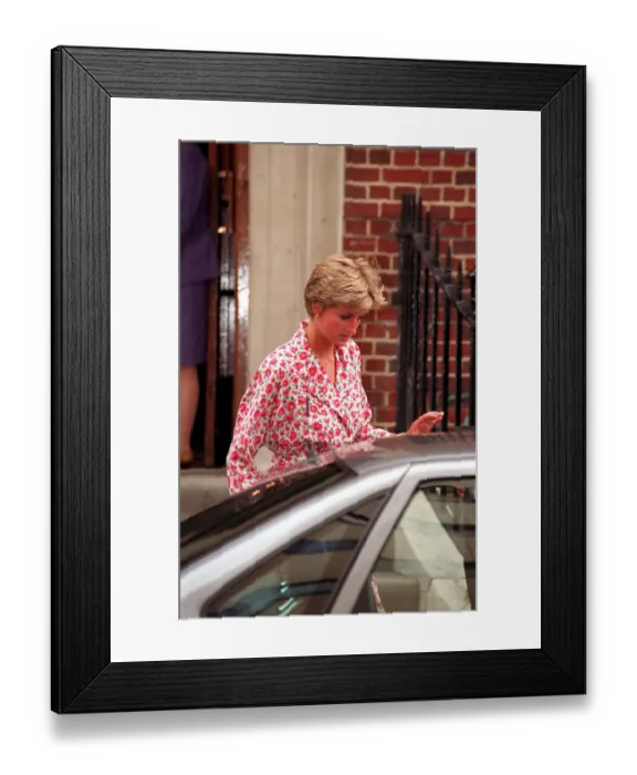 Framed Print : DIANA, THE PRINCESS OF WALES LEAVING ST MARYs HOSPITAL AFTER VISITING AIDS VICTIM Framed Print : DIANA, THE PRINCESS OF WALES LEAVING ST MARYs HOSPITAL AFTER VISITING AIDS VICTIM