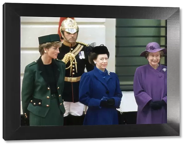 THE QUEEN, PRINCESS MARGARET AND PRINCESS DIANA AT VICTORIA STATION WAITING FOR THE