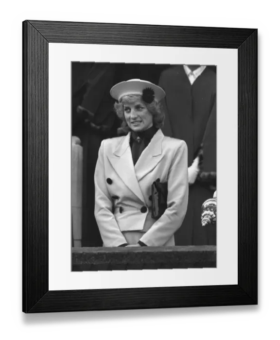 Framed Print : PRINCESS DIANA IN WINCHESTER - OCTOBER 1987 Framed Print : PRINCESS DIANA IN WINCHESTER - OCTOBER 1987