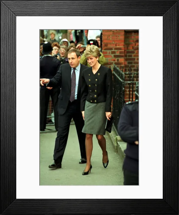 Framed Print : DIANA, THE PRINCESS OF WALES MEETING FANS - OCTOBER 1991 Framed Print : DIANA, THE PRINCESS OF WALES MEETING FANS - OCTOBER 1991