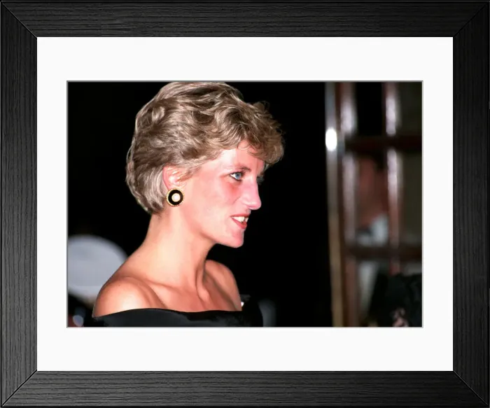 Framed Print : PRINCESS DIANA, WEARING BLACK AND WHITE EVENING DRESS, ARRIVING AT SADLERS WELLS THEATRE Framed Print : PRINCESS DIANA, WEARING BLACK AND WHITE EVENING DRESS, ARRIVING AT SADLERS WELLS THEATRE