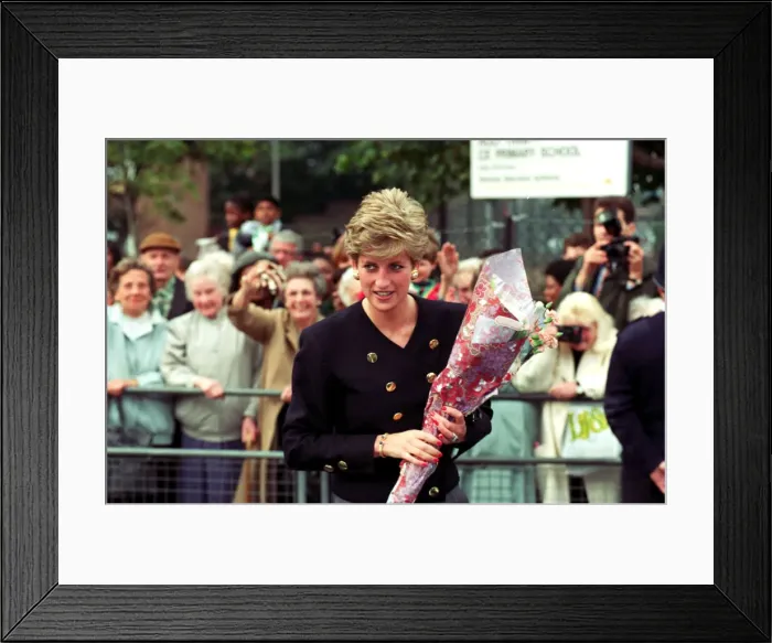 Framed Print : DIANA, THE PRINCESS OF WALES MEETING FANS - OCTOBER 1991