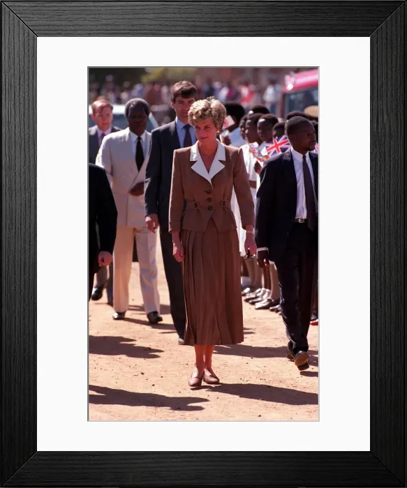 Framed Print : PRINCESS OF WALES DURING A VISIT TO RED CROSS CHARITY PROJECTS IN ZIMBABWE - JULY 1993 Framed Print : PRINCESS OF WALES DURING A VISIT TO RED CROSS CHARITY PROJECTS IN ZIMBABWE - JULY 1993