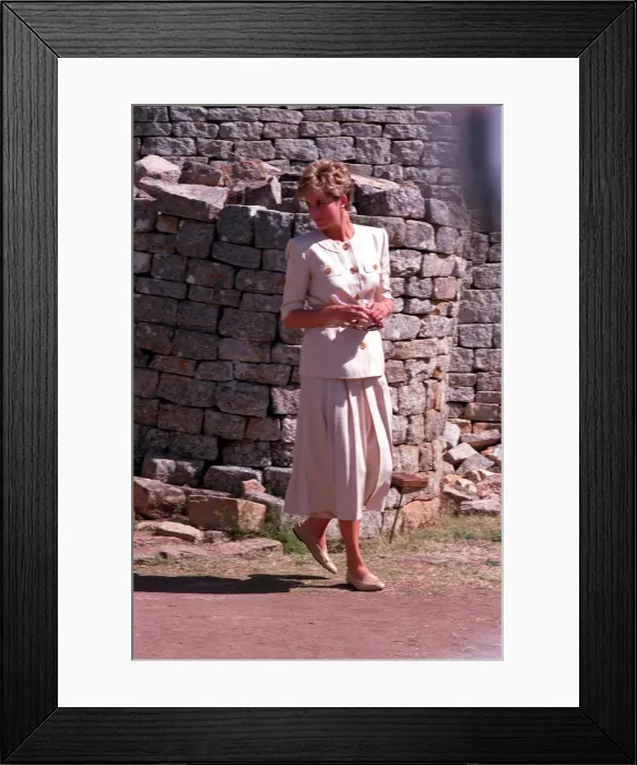 Framed Print : PRINCESS OF WALES DISHING OUT FOOD DURING A VISIT TO RED CROSS CHARITY PROJECT IN
