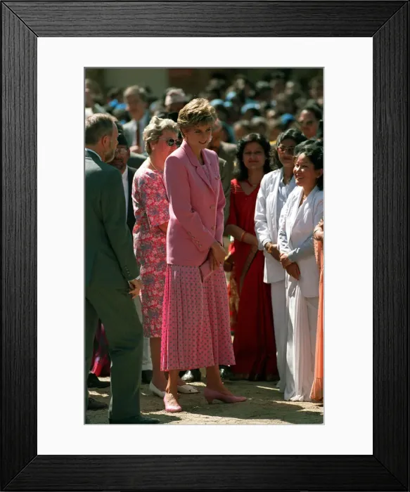 Framed Print : DIANA, PRINCESS OF WALES DURING VISIT TO NEPAL 1993 Framed Print : DIANA, PRINCESS OF WALES DURING VISIT TO NEPAL 1993