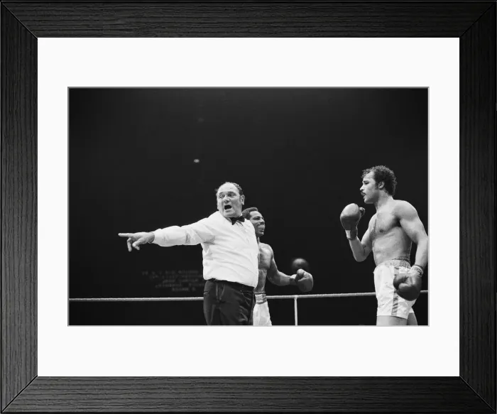Framed Print : John Conteh vs Leonardo Rodgers, non title Light Heavy-Weight fight at the Empire Pool Framed Print : John Conteh vs Leonardo Rodgers, non title Light Heavy-Weight fight at the Empire Pool
