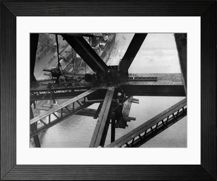 Framed Print : Construction of the new Tyne Bridge. Riveters at work on the lower boom