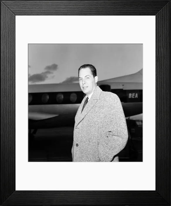 Framed Print : Dutch magician Fred Kaps arriving at Heathrow Airport before his appearance before forty