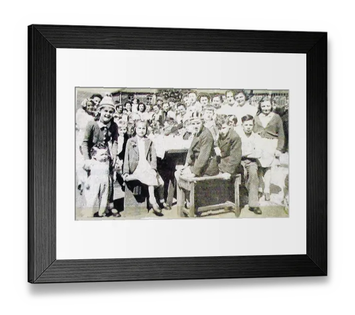 Framed Print : Briton Ferry street party to celebrate VE day 1945
