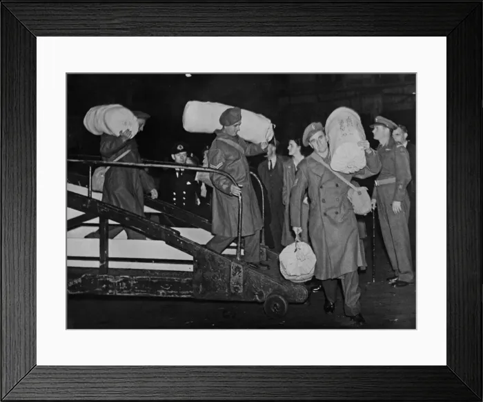 Framed Print : Sherwood Foresters Homecoming. Journeys end for these three returning Foresters Framed Print : Sherwood Foresters Homecoming. Journeys end for these three returning Foresters