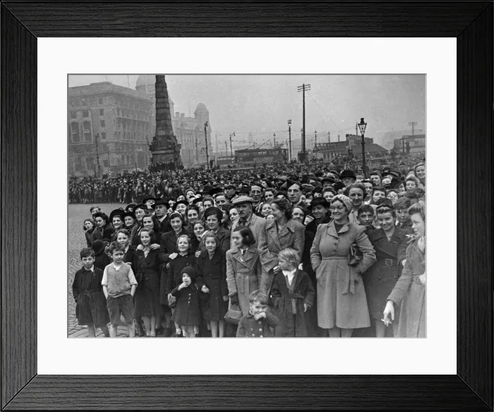 Framed Print : Sherwood Foresters Homecoming Smiles - Part of the crowd that gathered outside Framed Print : Sherwood Foresters Homecoming Smiles - Part of the crowd that gathered outside