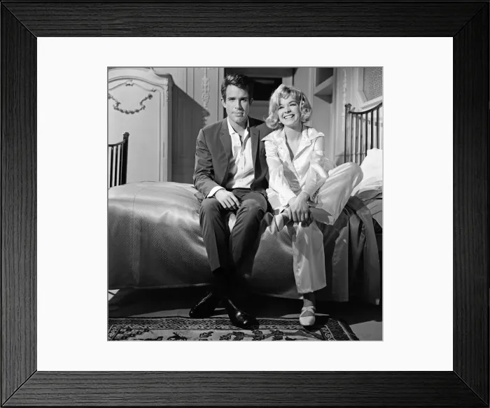 Framed Print : Susannah York and Warren Beatty on the set of Kaleidoscope Framed Print : Susannah York and Warren Beatty on the set of Kaleidoscope