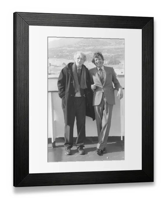 Framed Print : Richard Harris & Ian Ogilvy on the set of Maigret- March 1988