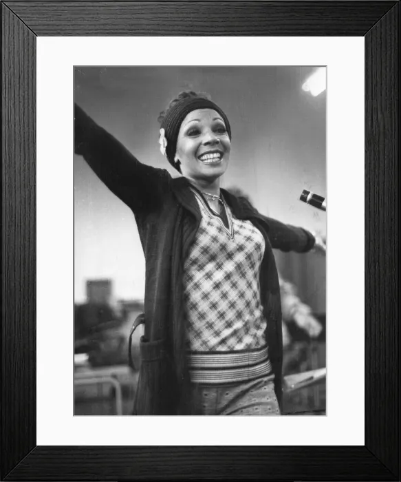 Framed Print : Shirley Bassey singing in recording studio - November 1973 02 / 11 / 1973 Framed Print : Shirley Bassey singing in recording studio - November 1973 02 / 11 / 1973