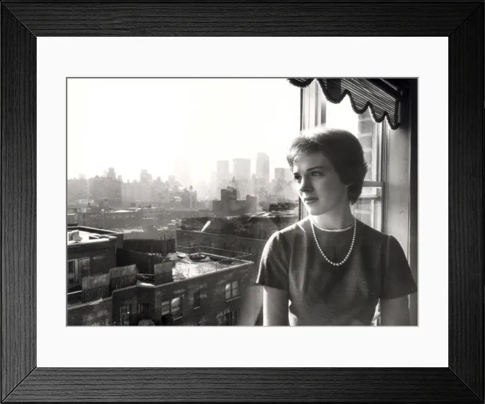 Framed Print : JULIE ANDREWS (ACTRESS) IN HER NEW YORK APARTMENT. 1961 01 / 01 / 1961 Framed Print : JULIE ANDREWS (ACTRESS) IN HER NEW YORK APARTMENT. 1961 01 / 01 / 1961