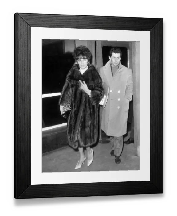 Framed Print : ELIZABETH TAYLOR & EDDIE FISHER AT LONDON AIRPORT - FEBRUARY 1961 Framed Print : ELIZABETH TAYLOR & EDDIE FISHER AT LONDON AIRPORT - FEBRUARY 1961