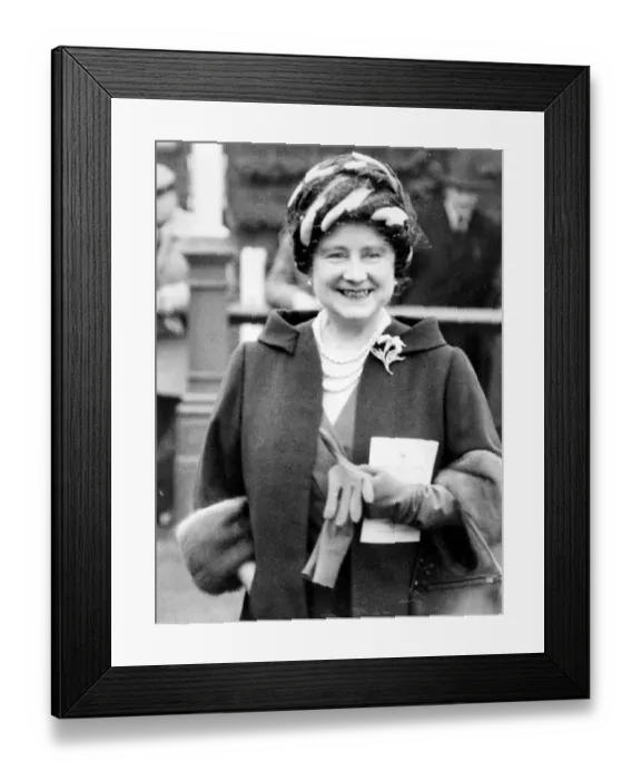 Framed Print : QUEEN MOTHER AFTER HER SECOND WIN AT SANDOWN PARK RACECOURSE IN 1961 - 18  /  11  /  1961