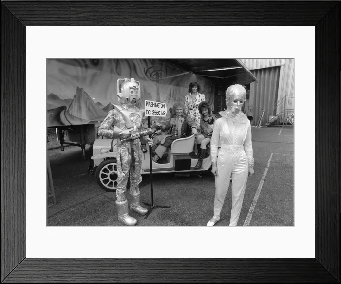 Framed Print : COLIN BAKER AT DR WHO WITH A CYBERMAN AND OTHER ACTORS 25 / 04 / 1986 Framed Print : COLIN BAKER AT DR WHO WITH A CYBERMAN AND OTHER ACTORS 25 / 04 / 1986