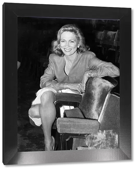 FAYE DUNAWAY SITTING IN THE STALLS OF LONDON THEATRE 17  /  06  /  1986