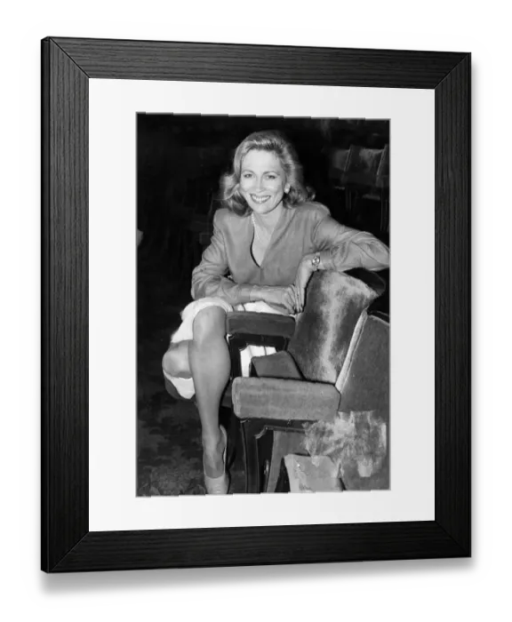 Framed Print : FAYE DUNAWAY SITTING IN THE STALLS OF LONDON THEATRE 17 / 06 / 1986 Framed Print : FAYE DUNAWAY SITTING IN THE STALLS OF LONDON THEATRE 17 / 06 / 1986