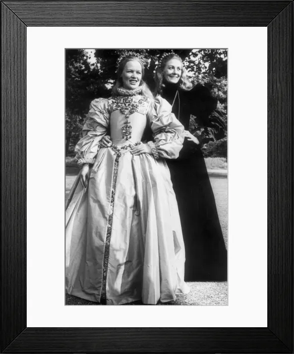 Framed Print : Glenda Jackson and Vanessa Redgrave in their respective roles as Queen Elizabeth