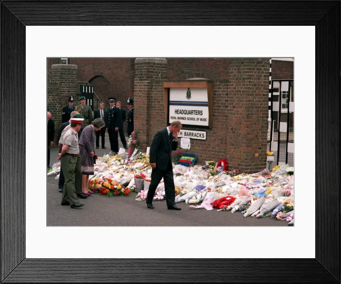 Framed Print : DUKE OF EDINBURGH, PRINCE PHILIP ARCHIVE - PRINCE PHILIP VISITING WALMER BARRACKS AFTER Framed Print : DUKE OF EDINBURGH, PRINCE PHILIP ARCHIVE - PRINCE PHILIP VISITING WALMER BARRACKS AFTER