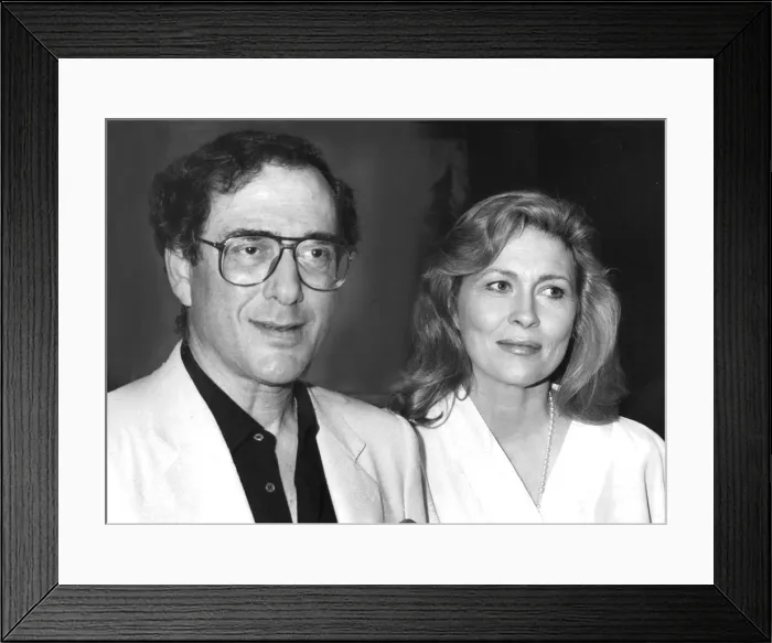 Framed Print : Harold Pinter with Faye Dunaway at a party in London - June 1986 03 / 06 / 1986 Framed Print : Harold Pinter with Faye Dunaway at a party in London - June 1986 03 / 06 / 1986