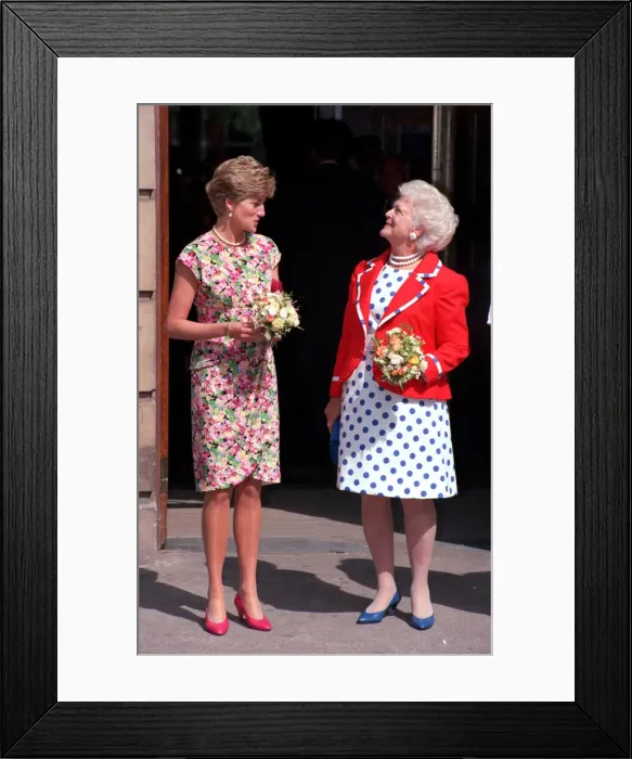 Framed Print : BARBARA BUSH WITH THE PRINCESS OF WALES 17 / 07 / 1991 Framed Print : BARBARA BUSH WITH THE PRINCESS OF WALES 17 / 07 / 1991