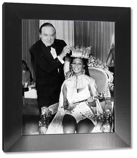 Bob Hope crowns Miss World, Jennifer Hosten in December 1970 01  /  12  /  1970