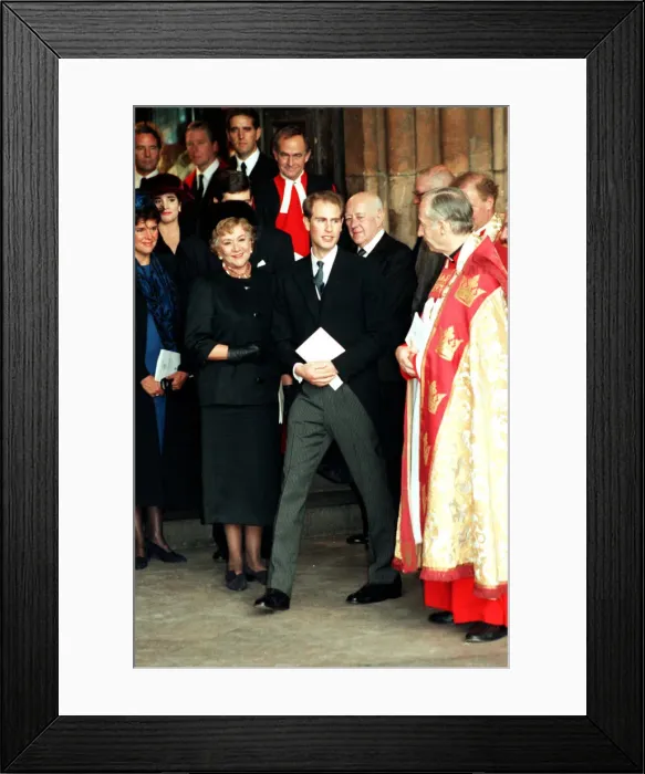 Framed Print : JOAN PLOWRIGHT, PRINCE EDWARD AND ALEC GUINESS AT LAURENCE OLIVIER MEMORIAL SERVICE Framed Print : JOAN PLOWRIGHT, PRINCE EDWARD AND ALEC GUINESS AT LAURENCE OLIVIER MEMORIAL SERVICE