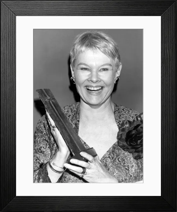 Framed Print : DAME JUDI DENCH ARCHIVE - JUDI DENCH WITH AWARD FOR BEST ACTRESS AT THE LAURENCE OLIVIER