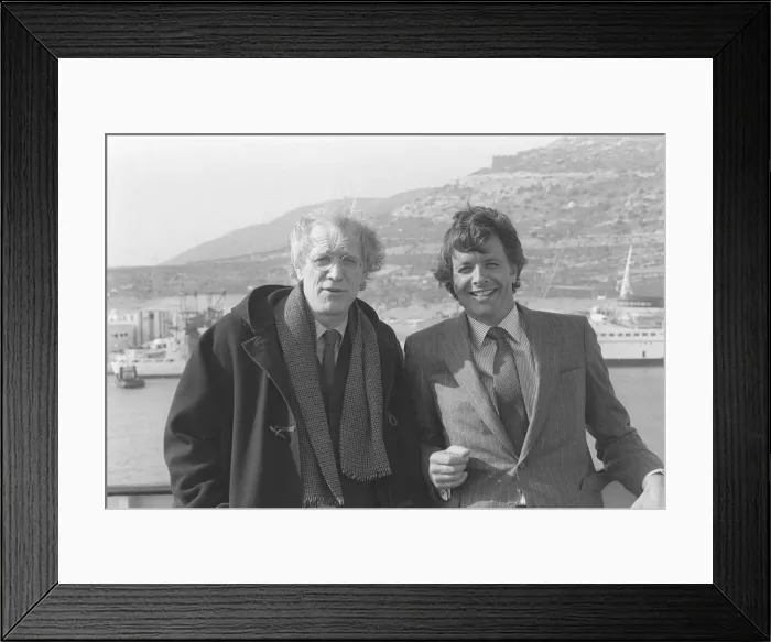 Framed Print : Richard Harris & Ian Ogilvy on the set of Maigret- March 1988