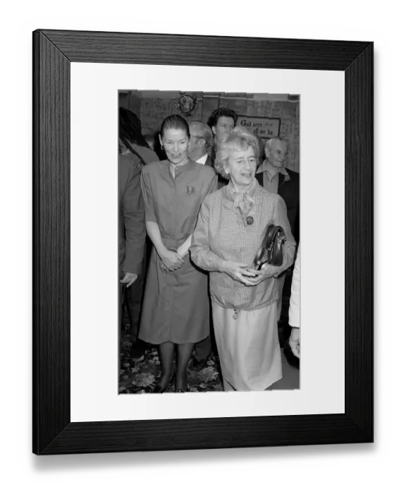 Framed Print : GLENDA JACKSON WITH PEGGY ASHCROFT - 29  /  05  /  1987