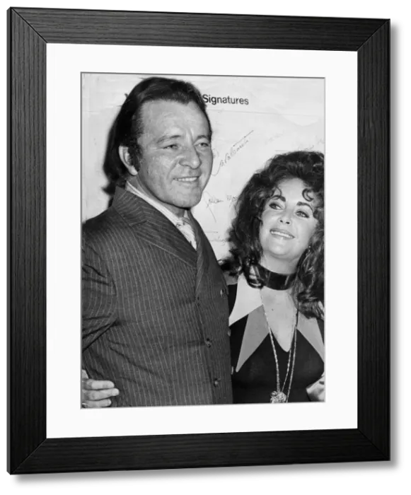 Framed Print : Richard Burton and Elizabeth Taylor at event in London - October 1970 Framed Print : Richard Burton and Elizabeth Taylor at event in London - October 1970