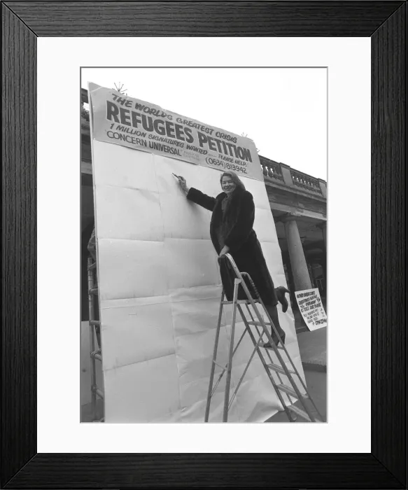 Framed Print : GLENDA JACKSON SIGNING A PROTEST POSTER - DECEMBER 1987 Framed Print : GLENDA JACKSON SIGNING A PROTEST POSTER - DECEMBER 1987