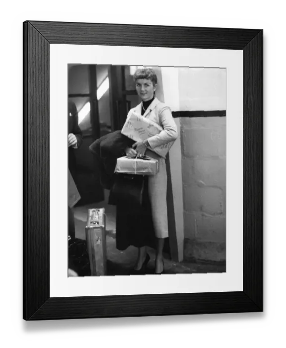 Framed Print : Debbie Reynolds carrying parcels - 5 June 1957 Framed Print : Debbie Reynolds carrying parcels - 5 June 1957