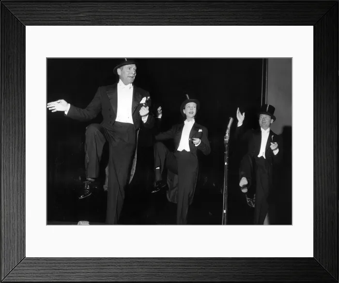 Framed Print : Sir Laurence Olivier, Vivien Leigh and John Mills in the 1956 Royal Variety Show Framed Print : Sir Laurence Olivier, Vivien Leigh and John Mills in the 1956 Royal Variety Show