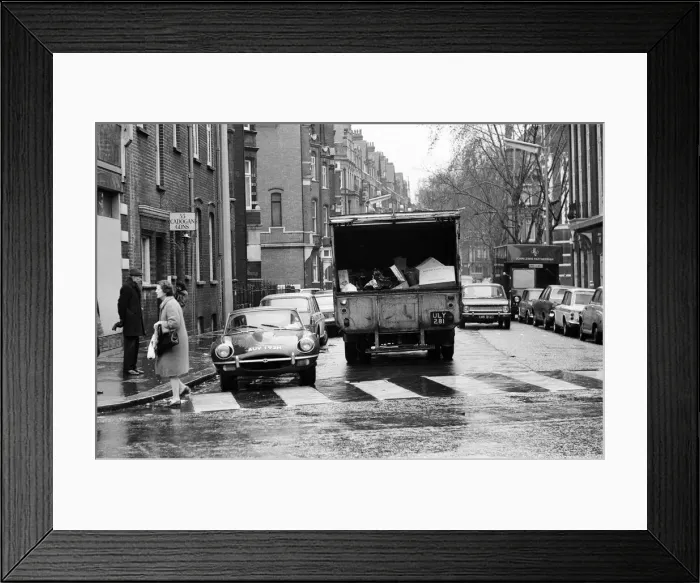 Framed Print : A refuse collector working on the Kings Road, London. 4th December 1970
