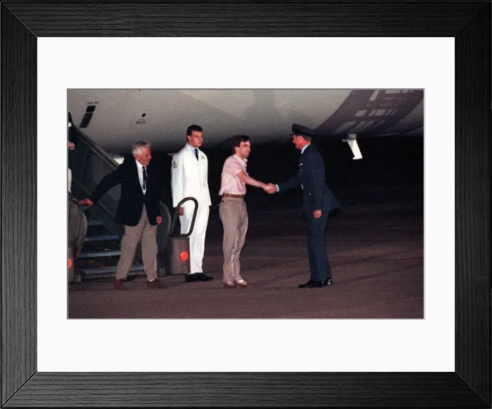 Framed Print : John McCarthy arrives back in Britain at RAF Lyneham, shaking hands with RAF Station Framed Print : John McCarthy arrives back in Britain at RAF Lyneham, shaking hands with RAF Station