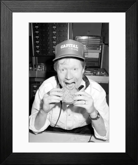 Framed Print : DAVID JENSEN (CAPITAL RADIO DJ) EATING A BURGER 27 / 05 / 1989 Framed Print : DAVID JENSEN (CAPITAL RADIO DJ) EATING A BURGER 27 / 05 / 1989