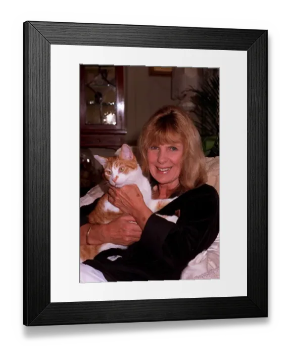 Framed Print : CARLA LANE (TV WRITER) WITH HER CAT 16  /  06  /  1989