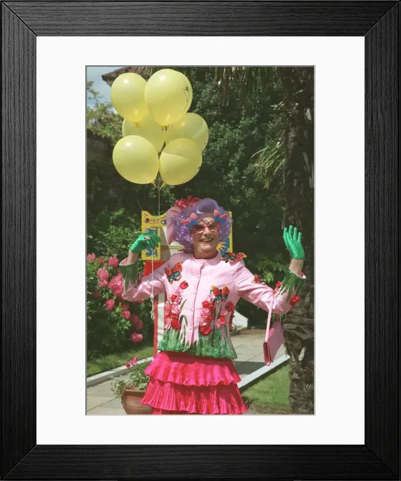 Framed Print : BARRY HUMPHRIES AS DAME EDNA EVERAGE 16 / 05 / 1989 Framed Print : BARRY HUMPHRIES AS DAME EDNA EVERAGE 16 / 05 / 1989