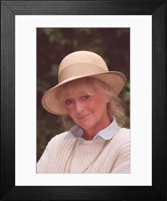 Framed Print : POLLY JAMES, ACTRESS IN GARDEN OF HOME 28 / 09 / 1991 Framed Print : POLLY JAMES, ACTRESS IN GARDEN OF HOME 28 / 09 / 1991