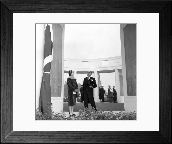 Framed Print : Queen Elizabeth II unveiling Brookwood War Memorial at Woking cemetery alongside Ralph