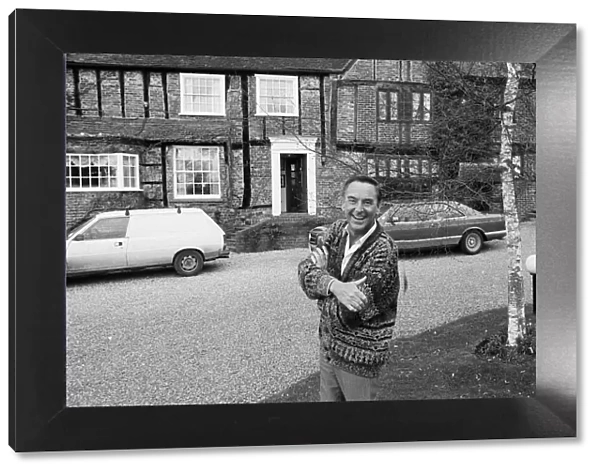 Bob Monkhouse, entertainer pictured outside his house - 08  /  03  /  1989
