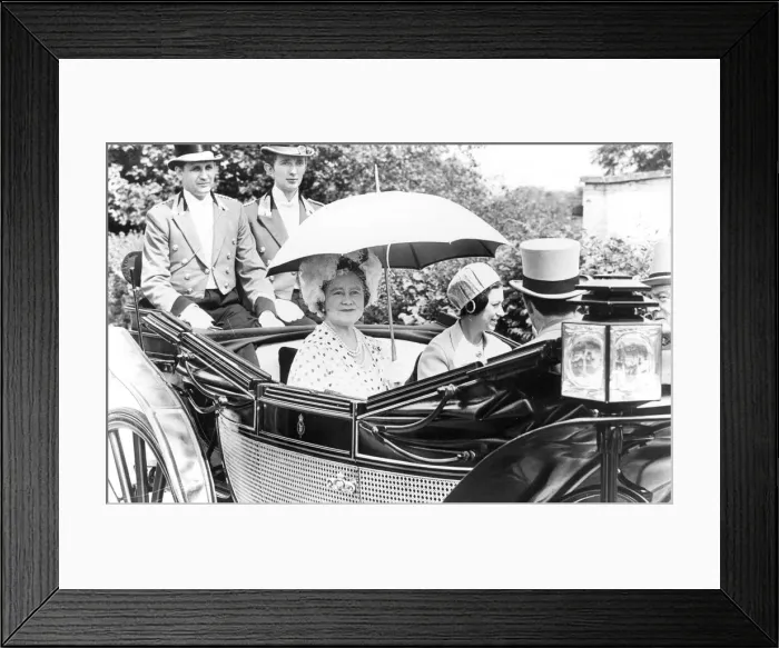 Framed Print : QUEEN MOTHER AND PRINCESS MARGARET SITTING IN CARRIAGE AT THE RACES Framed Print : QUEEN MOTHER AND PRINCESS MARGARET SITTING IN CARRIAGE AT THE RACES