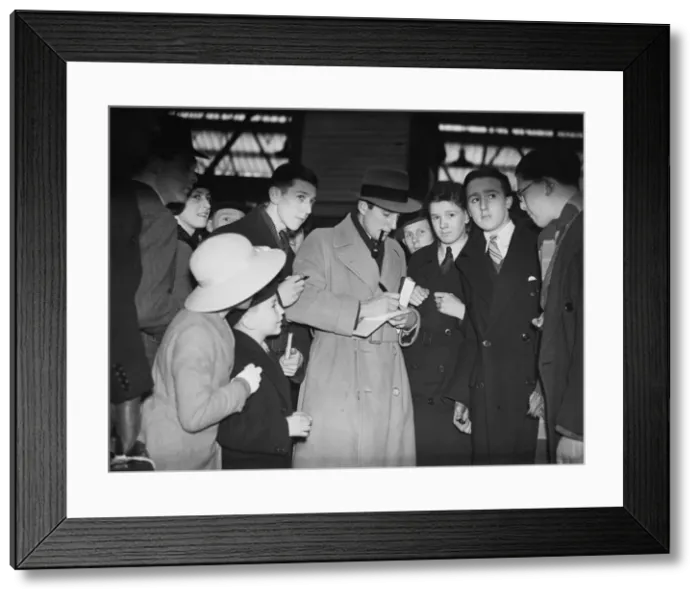 Framed Print : Fred Perry, British Tennis Player, signing autographs. Signing autographs
