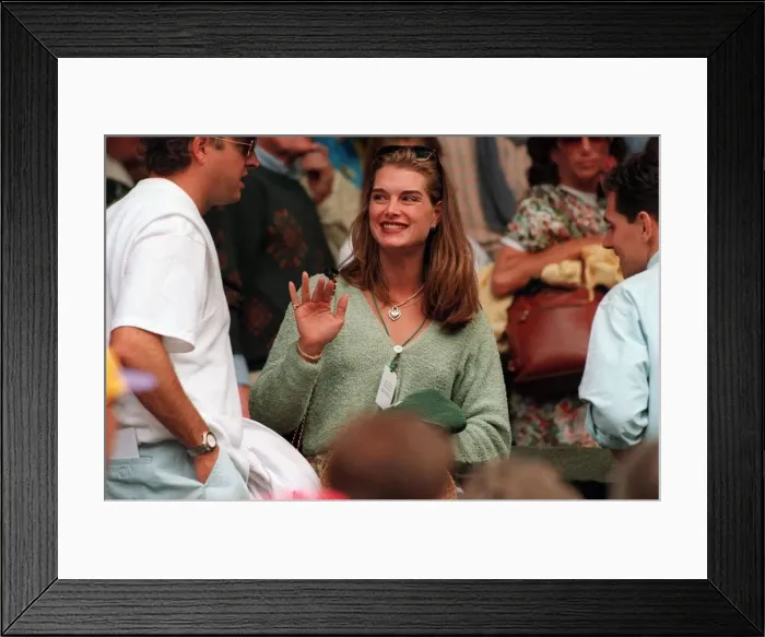 Framed Print : BROOKE SHIELDS, ACTRESS WATCHING HER BOYFRIEND ANDRE AGASSI PLAY AGAINST ALEX MRONZ