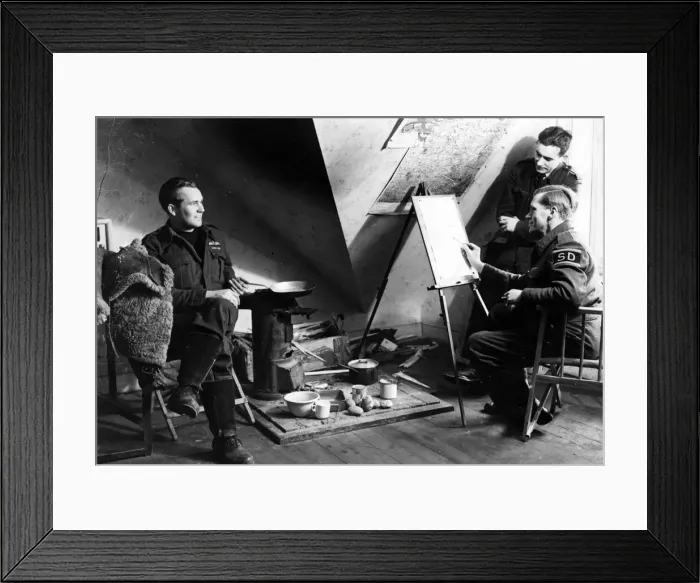 Framed Print : RAF official war artist Walter Thomas Monnington busy on a portrait of Flight Lieutenant Framed Print : RAF official war artist Walter Thomas Monnington busy on a portrait of Flight Lieutenant