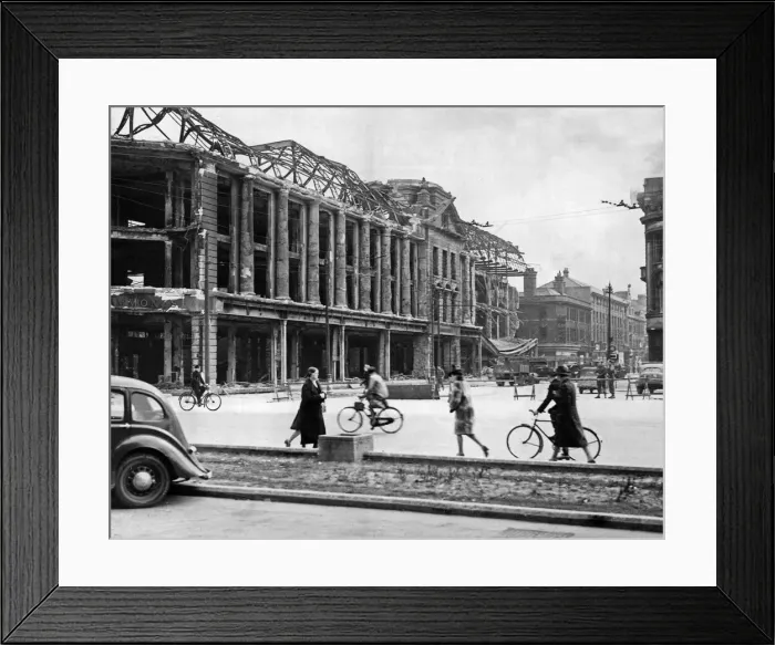 Framed Print : Scenes in Hull, the most severely damaged British city or town during the Second World Framed Print : Scenes in Hull, the most severely damaged British city or town during the Second World